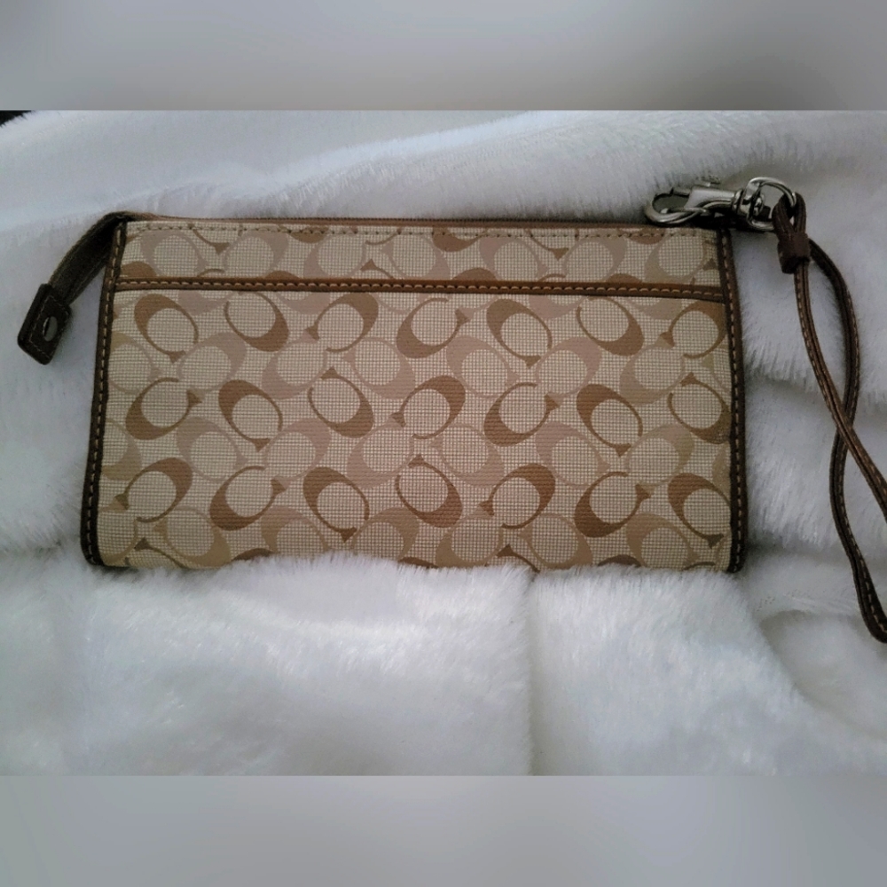 Coach Chelsea Signature wristlet - Picture 3 of 10